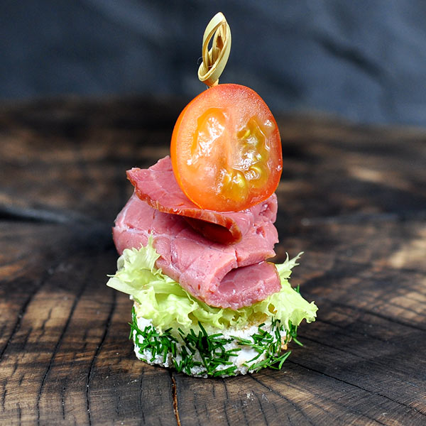 Канапе с бужениной и черри